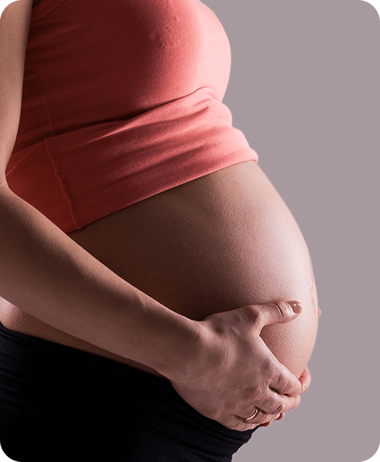 Gestante treinando em casa