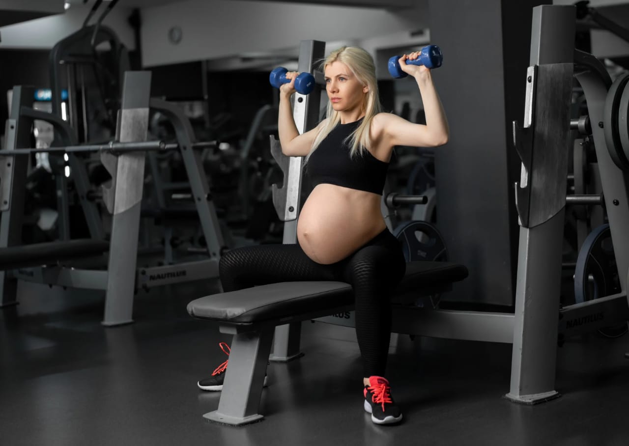 Gestante treinando na academia com segurança